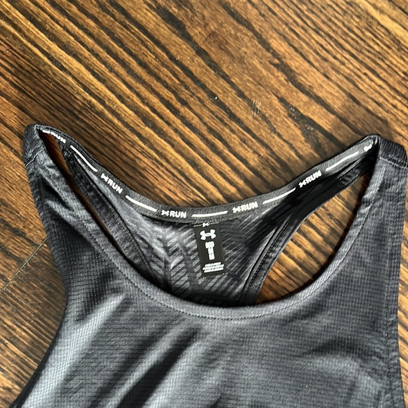 Under Armour women’s workout tank - Picture 2 of 9